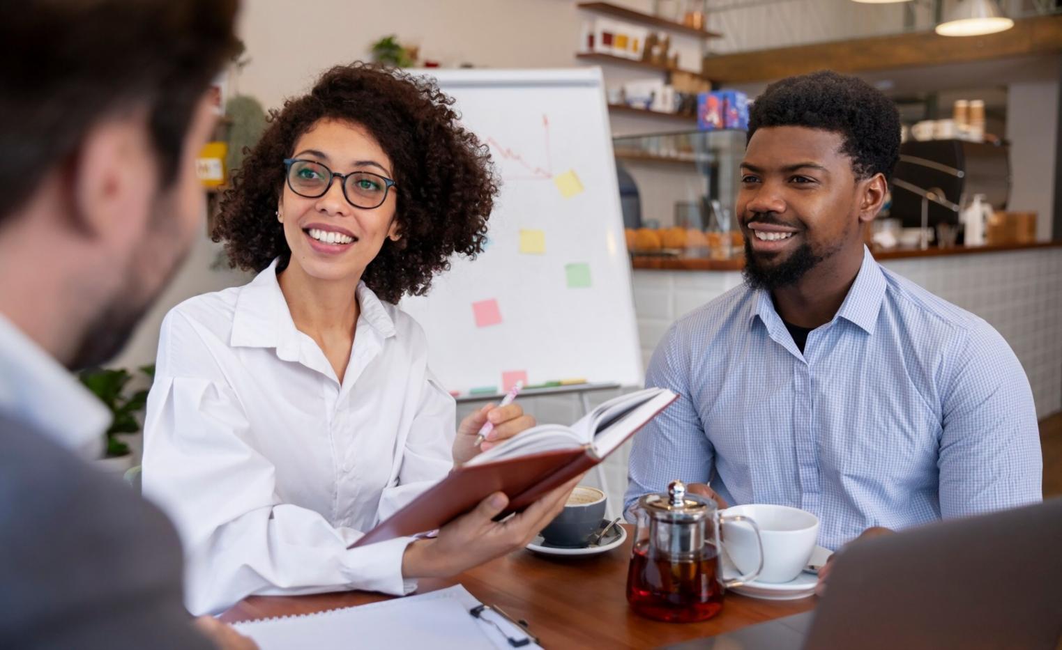 Profesionales trabajando en análisis financiero colaborativo